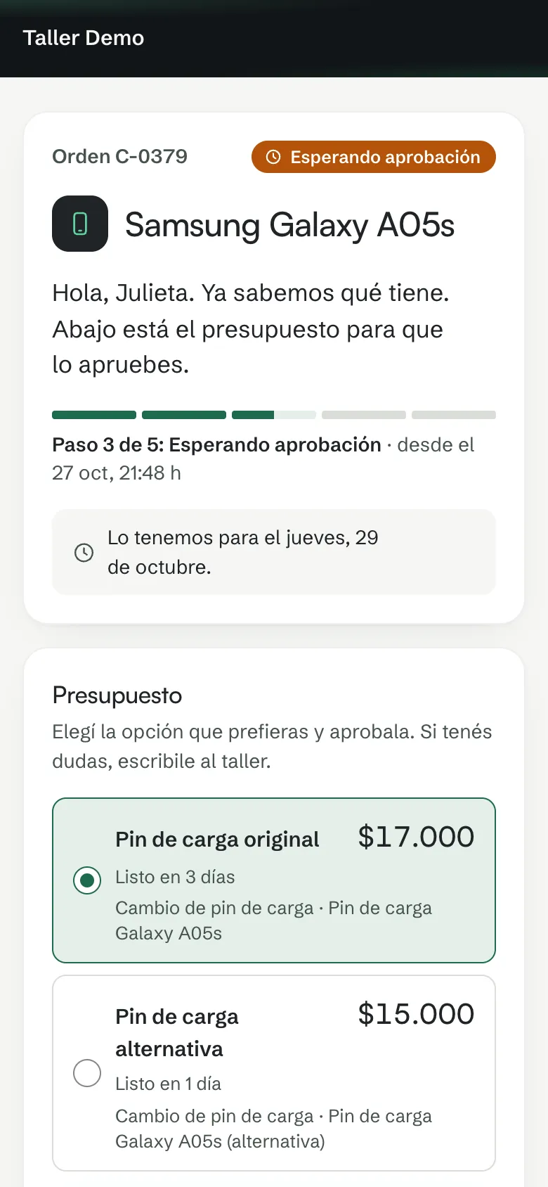 La página de seguimiento que ve el cliente: el equipo, el paso 3 de 5 esperando aprobación, la fecha prometida y el presupuesto con el botón Aprobar el presupuesto.
